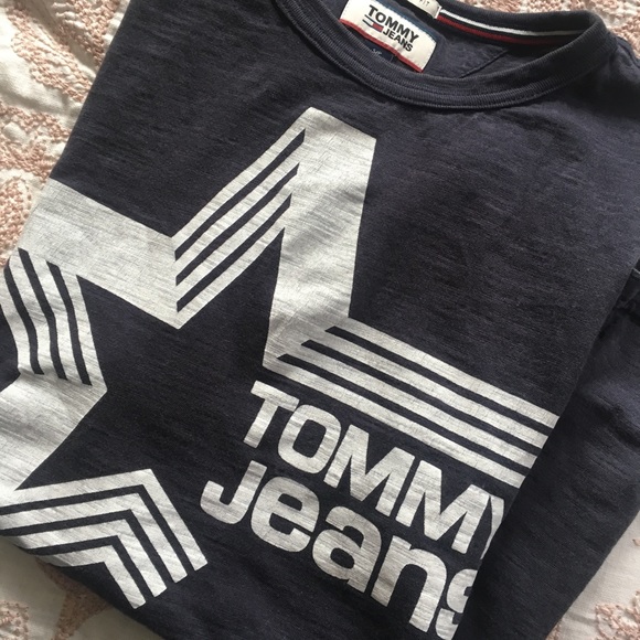 Tommy Jeans Relaxed Fit Tee - Picture 2 of 4